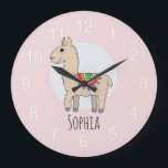 Girls Cute Rosa Rainbow Llama och Namn Kids Stor Klocka<br><div class="desc">Den här söta och trendig rosa-klockan har en speciell tecknad,  hand plockade-regnbågslama. Den här fina designen har också en ställe för dig att lägga till ett namn. Perfekten Lama hade ett tema för alla barn eller baby.</div>