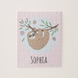 Girls Cute Sleeping Sloth med Namn Kids Pussel<br><div class="desc">Den här söta och moderna barnpusslet har en vacker,  handdragen sovkupa med blommor och löv. Den här fina rosan har också ett ställe som gör att du kan lägga till din flickas namn. Den perfekt djungelns favoritgåva till älskare på slätten!</div>