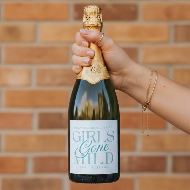 Girls Gone Mild Blå Brudtärna (*AI Generated Mockup Of Girls Gone Mild Blue Bachelorette Sparkling Wine Label)