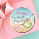 Girls Helg Cute Cocktail Bachelorette Party Runt Klistermärke<br><div class="desc">Cute Beach Bachelorette Party Helg Cocktail Classic Round Sticker. Ett coola vattenfärgsstrandtema med rosa- och tealskuggor, som ger vibe för att en strand ska rymma med bruden och hennes besties. Från resor till Florida, Kalifornien, eller till och med något mer internationell som Mexiko, Hawaii eller Bahamas, kommer dessa flickor helg...</div>