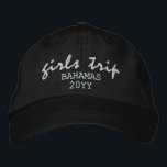 Girls Resa Modern Script Typography-Personlig Broderad Keps<br><div class="desc">Anpassningsbarna Girls Resa Modern Script Typography Personlig Embroied Baseball Cap har den enkla,  moderna,  broderade  "Girls Resa" med plats och datum eller år för personligen. Perfekt till dina nästa flickor resa. Skapat av Evco Studio www.zazzle.com/store/evcostudio</div>