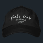 Girls Resa Modern Script Typography-Personlig Broderad Keps<br><div class="desc">Anpassningsbarna Girls Resa Modern Script Typography Personlig Embroied Baseball Cap har den enkla,  moderna,  broderade  "Girls Resa" med plats och datum eller år för personligen. Perfekt till dina nästa flickor resa. Skapat av Evco Studio www.zazzle.com/store/evcostudio</div>