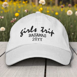 Girls Resa Modern Script Typography-Personlig Broderad Keps<br><div class="desc">Anpassningsbarna Girls Resa Modern Script Typography Personlig Embroied Baseball Cap har den enkla, moderna, broderade "Girls Resa" med plats och datum eller år för personligen. Perfekt till dina nästa flickor resa. Skapat av Evco Studio www.zazzle.com/store/evcostudio</div>