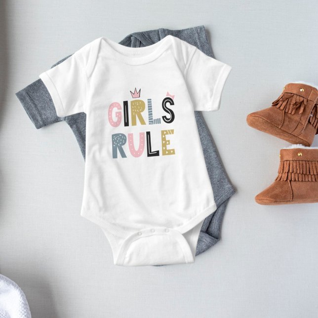Girls Rule Scandinavian Ord Art T Shirt (Skapare uppladdad)