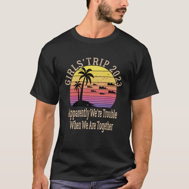 Girls trip 2023 Apparently Are Trouble When We Are T Shirt (Framsida)