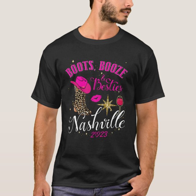 Girls Trip Nashville 2023 Boots Booze & Besties We T Shirt (Framsida)