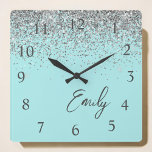 Girly Aqua Blue Silver Glitter Monogram Fyrkantig Klocka<br><div class="desc">Girly Aqua Blue - Glitter Gnistra Silver Skript Monogram Namn Clock. Det gör perfekten söt 16-årsjubileum,  bröllop,  möhippa,  årsdag,  babydusch eller bachelorette-fest för någon som glam lyxen och chic stilar i kärlek.</div>