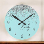 Girly Aqua Blue Silver Glitter Monogram Rund Klocka<br><div class="desc">Girly Aqua Blue och Silver Gnistra Glitter Brushed Script Monogram Namn Clock. Det gör perfekten söt 16-årsjubileum,  bröllop,  möhippa,  årsdag,  babydusch eller bachelorette-fest för någon som glam lyxen och chic stilar i kärlek.</div>