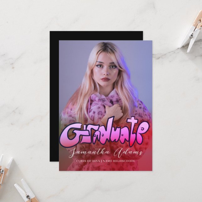 Girly Black and Rosa Typography Photo Studenten Inbjudningar (Fram/Back In Situ)