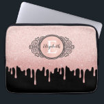 Girly Black Ro Guld Glitter driver Monogram Laptop Fodral<br><div class="desc">En gigantisk svart och ro guld glitter droppar laptop sleeve med ett monogram för rulla i elegant. Anpassa den för dig själv eller för en gåva! Designad av Blackberry Boulevard.</div>