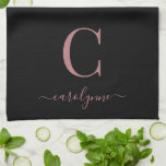 Girly Black Ro Guld Modern Monogram Namn Kökshandduk<br><div class="desc">Chic Elegant Rosa ros Guld Monogram-skript på en chic Black Kitchen Towel. Enkel att anpassa med din egen namn och information. Perfekt för din lyxlivsstil! Kontakta oss på cedarandstring@gmail.com om du behöver hjälp med designen eller matchande produkter.</div>