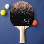 Girly Black Ro Guld  Rosa Glitter Monogram Pingisracket<br><div class="desc">Black and Ro Guld -  Rosa Gnistra Glitter Skript Monogram Namn Ping Pong Paddle. Det gör perfekten söt 16-årsjubileum,  bröllop,  möhippa,  årsdag,  babydusch eller bachelorette-fest för någon som glam lyxen och chic stilar i kärlek.</div>