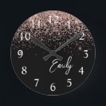 Girly Black Ro Guld  Rosa Glitter Monogram Rund Klocka<br><div class="desc">Girly Black och Ro Guld  Rosa Gnistra Glitter Brushed Script Monogram Namn Clock. Det gör perfekten söt 16-årsjubileum,  bröllop,  möhippa,  årsdag,  babydusch eller bachelorette-fest för någon som glam lyxen och chic stilar i kärlek.</div>