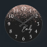 Girly Black Ro Guld  Rosa Glitter Monogram Rund Klocka<br><div class="desc">Girly Black och Ro Guld  Rosa Gnistra Glitter Brushed Script Monogram Namn Clock. Det gör perfekten söt 16-årsjubileum,  bröllop,  möhippa,  årsdag,  babydusch eller bachelorette-fest för någon som glam lyxen och chic stilar i kärlek.</div>