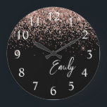 Girly Black Ro Guld  Rosa Glitter Monogram Stor Klocka<br><div class="desc">Girly Black och Ro Guld  Rosa Gnistra Glitter Brushed Script Monogram Namn Clock. Det gör perfekten söt 16-årsjubileum,  bröllop,  möhippa,  årsdag,  babydusch eller bachelorette-fest för någon som glam lyxen och chic stilar i kärlek.</div>