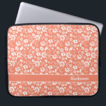 Girly Coral Peach Tropical Flowers Monogram Laptop Fodral<br><div class="desc">Girly Coral Peach Tropical Flowers Monogram Laptop sleeve. Enkel att anpassa med text,  typsnitt och färg. Skapat av Zazzle pro designer BK Thompson uteslutande för Cedar och String. Kontakta oss om du behöver hjälp med designen.</div>