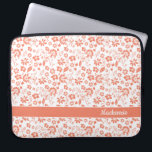 Girly Coral Peach Tropical Flowers Monogram Laptop Fodral<br><div class="desc">Girly Coral Peach Tropical Flowers Monogram Laptop sleeve. Enkel att anpassa med text,  typsnitt och färg. Skapat av Zazzle pro designer BK Thompson uteslutande för Cedar och String. Kontakta oss om du behöver hjälp med designen.</div>