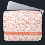Girly Coral Peach Tropical Flowers Monogram Laptop Fodral<br><div class="desc">Girly Coral Peach Tropical Flowers Monogram Laptop sleeve. Enkel att anpassa med text,  typsnitt och färg. Skapat av Zazzle pro designer BK Thompson uteslutande för Cedar och String. Kontakta oss om du behöver hjälp med designen.</div>