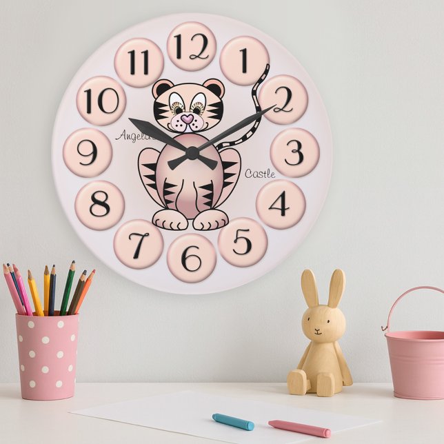Girly Cute Tiger Rosa Princess Wall Clock Stor Klocka (Lovely wall clock for a girls room or nursery featuring a cute big cat tiger image in girly pink)