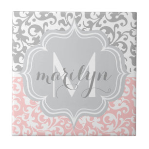 Girly Damask Swirls Rosa och Grått Monogrammed Kakelplatta