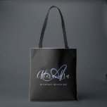 Girly Denim Blue Elegant Script Namn Monogram Tygkasse<br><div class="desc">Anpassa ditt vackra monogrammade trendig svart Livsmedel Tote Bag! Texten nedan kan vara personlig framför den mening du föredrar eller till och med fullt namn. Du kan också ta bort den om du vill. Om du behöver hjälp kan du tala om det för oss på belytaliarecipes@gmail.com, så hjälper vi dig...</div>