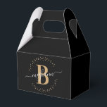Girly Elegant Black Guld Namn Monogrammed skript Presentaskar<br><div class="desc">Girly, trendig, modern, elegant, svart och guld monogram för den första personligen av skriptspråk för anpassningsbar i namn monogrammed monogrammerad favoritbox. Med ett inledande mongram och ett giftigt namn-skript i ett handskrivet calligraphy-tecken byts svan-typsnitt ut och den prickade cirkeln ram runt ditt namn. Underbar för födelsedag, möhippa, bröllop, söt 16...</div>