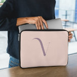 Girly Feminine  Rosa Monogram Namn-skript Laptop Fodral<br><div class="desc">Det här rosa laptop sleeve skryter med en elegant och ren design med typografi initialer i ett monogram, vilket ger en sofistikerad beröring till enheten. Den förfinade stil erbjuder både charm och skydd för din bärbara dator. Bygg upp en chic och ett polerat tillbehör med den här sleeven, blanda elegans...</div>