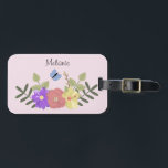 Girly Flowers och Butterfly Pastel Rosa Namn Bagagebricka<br><div class="desc">Söt blommigt illustration på pastellförpackningens personlig-bagagetapp för rosa (färg kan ändras i bakgrunden)</div>