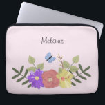 Girly Flowers och Butterfly Pastel Rosa Namn Laptop Fodral<br><div class="desc">Söt blommigt illustration på pastellområdet rosa personlig laptop sleeve (färg kan ändras i bakgrunden)</div>