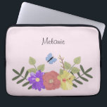 Girly Flowers och Butterfly Pastel Rosa Namn Laptop Fodral<br><div class="desc">Söt blommigt illustration på pastellområdet rosa personlig laptop sleeve (färg kan ändras i bakgrunden)</div>