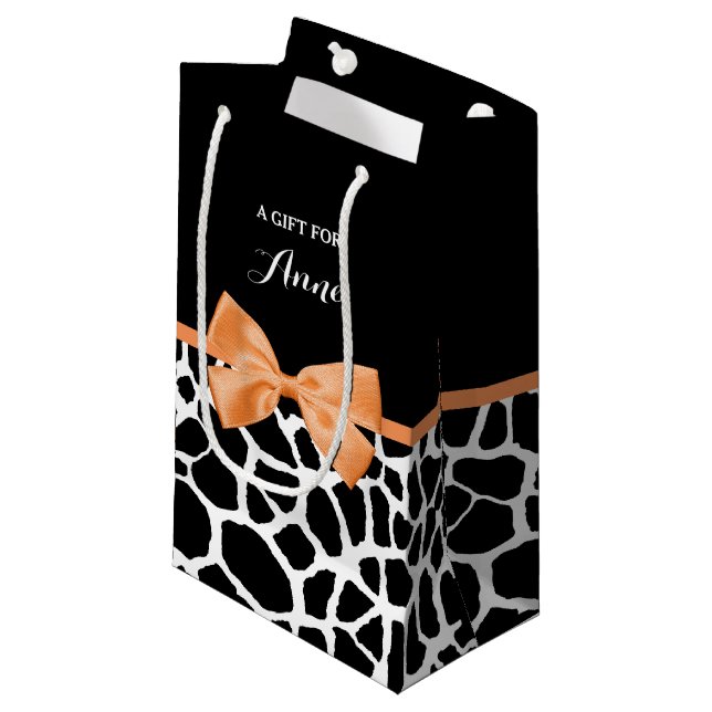 Girly Giraffe Print Orange - menyfliksområde med N (Framsidan Vinklad)
