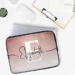 Girly Gnistra Ro Guld Glitter White Monogrammed Mo Laptop Fodral<br><div class="desc">Glam på farten med vårt mousserande Ro Guld Glitter Monogram Laptop sleeve! Se till att din bärbara dator reser i stil med vår sleeve för chic. Utformningen har en fängslande övergång från ro guld glitter till pristinvit, som skapar en glamorös bakgrund för ditt personlig vita monogram och svarta skript namn....</div>