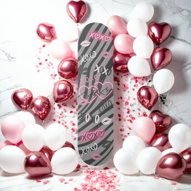 Girly Grått och Rosa XOXO Valentine Skateboard (gray zebra print skateboard, punk princess, y2k style skateboard, hot topic, neon pink and black)