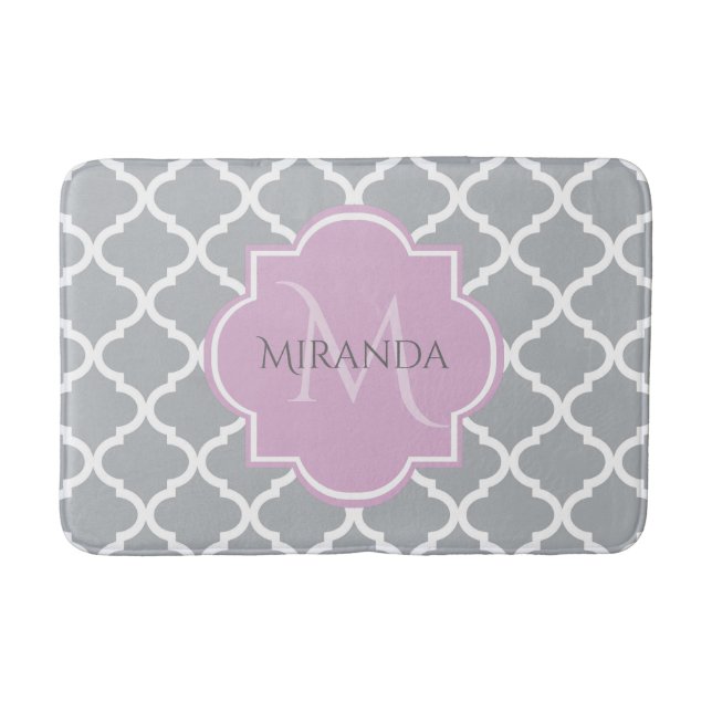 Girly Grått Quatrefoil Lavender Monogram och Namn Badrumsmatta (Framsidan)