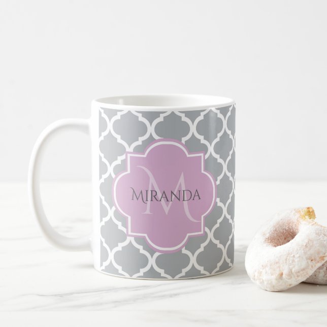 Girly Grått Quatrefoil Lavender Monogram och Namn Kaffemugg (Med munk)