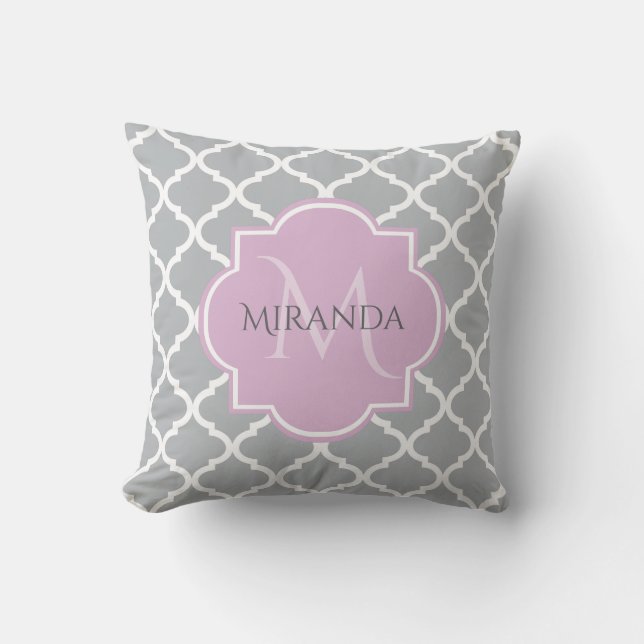 Girly Grått Quatrefoil Lavender Monogram och Namn Kudde (Framsida)
