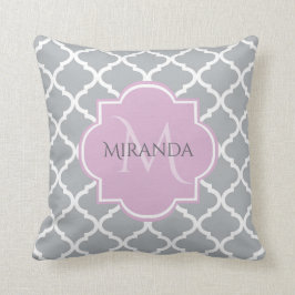 Girly Grått Quatrefoil Lavender Monogram och Namn Kudde