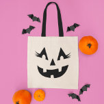 Girly Jack o lantern Pumpkin Ansikte Halloween Tygkasse<br><div class="desc">Firar Halloween i stil med den gigabila pumpen ansikte tote-väskan. Den här jack o lantern-designen i roligt har en strålande toothy flin och fantastisk ögonfransar!</div>