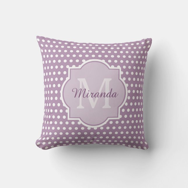 Girly Lavender Lila Polka dots Monogram och Namn Kudde (Framsida)
