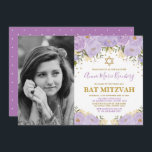 Girly Lila Lavender Guld Blommigt Bat mitzvah Inbjudningar<br><div class="desc">Fira din dotters Bat mitzvah med den här vackra inbjudan till lavender och guld blommigt! Ordalydelsen är helt och hållet anpassade. Om du vill ändra teckensnittet stil,  färg eller ordna om grafiken klickar du bara på knappen "Klicka för att anpassa ytterligare".</div>