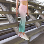 Girly Ljus rosa lutning Leggings<br><div class="desc">En klassisk ljus rosa och mjuk övertoningsbakgrund. En modern vismisk design för hennes yoga leggings. Tal och rosa färg blandas i olika nyanser av turkotisk grönt.</div>