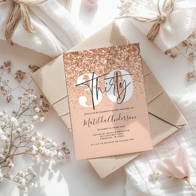 Girly modern persiko-typografi glitter 30 födelsed (Skapare uppladdad)