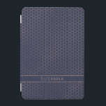 Girly Navy och Ro Gold Foil Hexagon Geometric iPad Mini Skydd<br><div class="desc">Geometriskt täcke för guldgolv i Ro med mörk blått elegant och plats för ditt namn eller annan anpassningsbar. Enkel att anpassa med text, typsnitt och färg. Skapat av Zazzle pro designer BK Thompson © exklusivt för Cedar och String. Kontakta oss om du behöver hjälp, har frågor eller vill fråga om...</div>