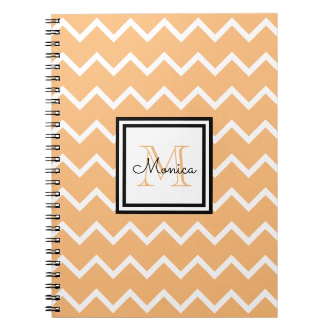 Girly Pastel Orange Namn Monogram Chevron Anteckningsbok (Framsidan)