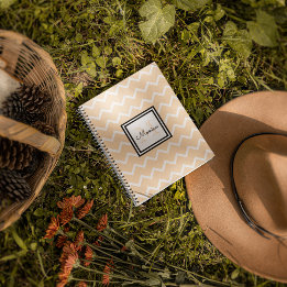 Girly Pastel Peach Namn Monogram Chevron Anteckningsbok