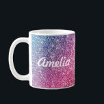Girly Rainbow Glitter Monogram Namn Kaffemugg<br><div class="desc">Lägg till en stänk av färg i mugg med glitter-regnbåge med retrotypsnitt. Anpassa med namn,  monogram,  inledande text eller text. Du kan ändra färg och teckensnittet stil genom att anpassa det ytterligare. Konstruktionsdetaljerna för glitter simuleras i teckningen. Ingen faktisk glitter kommer att användas för att skapar denna produkt.</div>