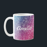Girly Rainbow Glitter Monogram Namn Kaffemugg<br><div class="desc">Lägg till en stänk av färg i mugg med glitter-regnbåge med retrotypsnitt. Anpassa med namn,  monogram,  inledande text eller text. Du kan ändra färg och teckensnittet stil genom att anpassa det ytterligare. Konstruktionsdetaljerna för glitter simuleras i teckningen. Ingen faktisk glitter kommer att användas för att skapar denna produkt.</div>