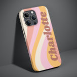 Girly Retro Vintage Wave Personlig Namn<br><div class="desc">I Namn iPhone Smart Phone-väskor med Girly Retro Vintage Wave Personlig har du en reflektionsvåg i skuggor av rosa, orange och vitt med din personlig namn i elegantens trendig, ett modernt skript som accentueras. Anpassa genom att redigera texten i textrutan. Perfekt för födelsedag, jul, Mors dag, babyduschar, möhippor, mamma, syster,...</div>