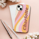 Girly Retro Vintage Wave Personlig Namn<br><div class="desc">I Namn iPhone Smart Phone-väskor med Girly Retro Vintage Wave Personlig har du en reflektionsvåg i skuggor av rosa, orange och vitt med din personlig namn i elegantens trendig, ett modernt skript som accentueras. Anpassa genom att redigera texten i textrutan. Perfekt för födelsedag, jul, Mors dag, babyduschar, möhippor, mamma, syster,...</div>