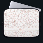 Girly Ro Gold Foil Triangular Geometric Monogram Laptop Fodral<br><div class="desc">Girly Ro Gold Foil Triangular Geometric Monogram Laptop sleeve. Enkel att anpassa med text,  typsnitt och färg. Skapat av Zazzle pro designer BK Thompson © exklusivt för Cedar and String. Kontakta oss om du behöver hjälp med designen.</div>